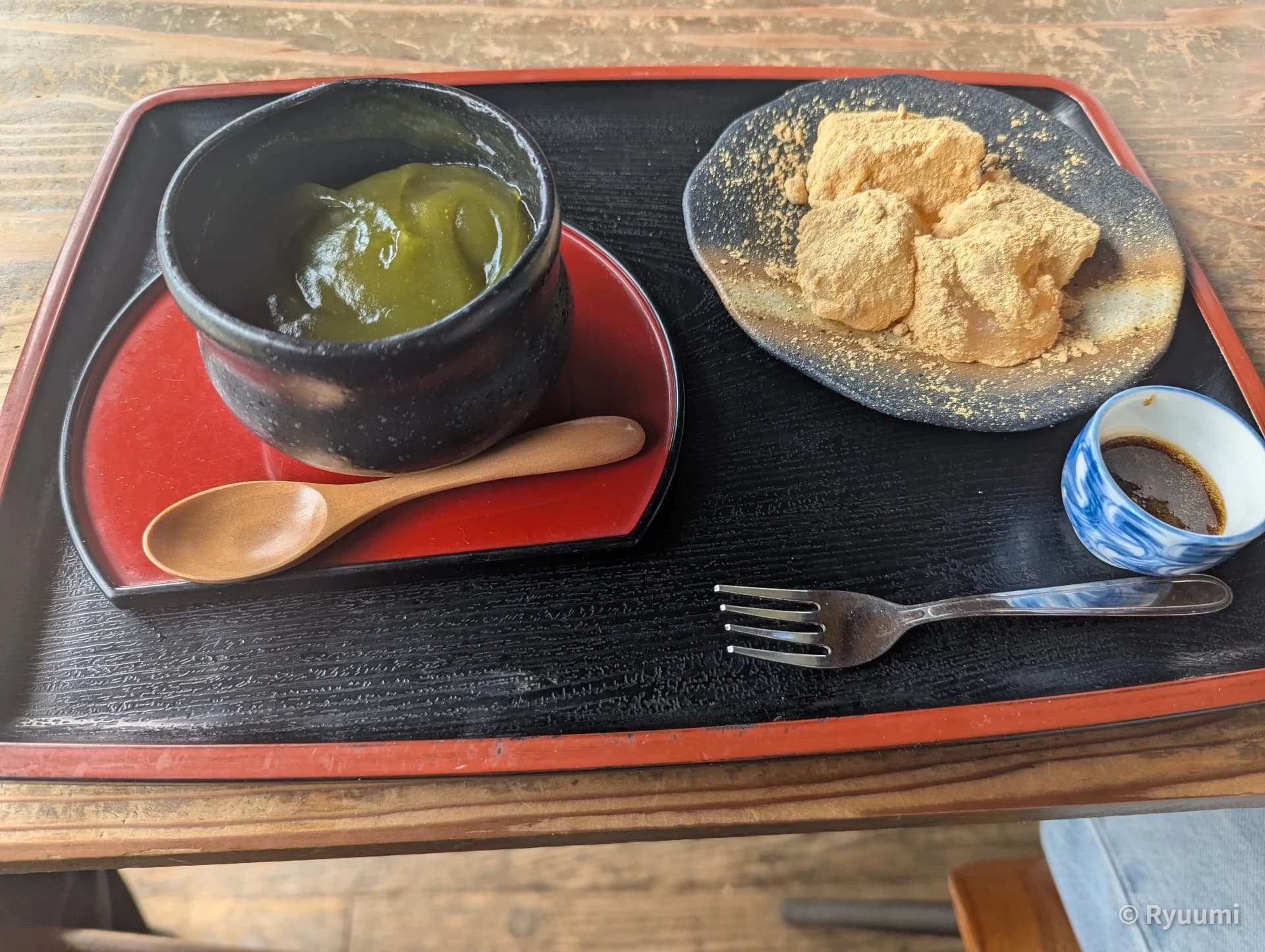 A Blissful Break Time Monopolizing the Spectacular View. Encountering Authentic Kuzu Sweets at the Renowned Shop 'Shizukatei' Main